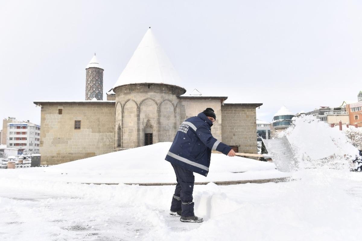 Yakutiye Belediyesi kar temizliğini aralıksız s&uuml;rd&uuml;r&uuml;yor