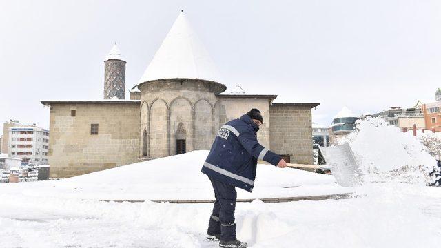 Yakutiye Belediyesi kar temizliğini aralıksız sürdürüyor
