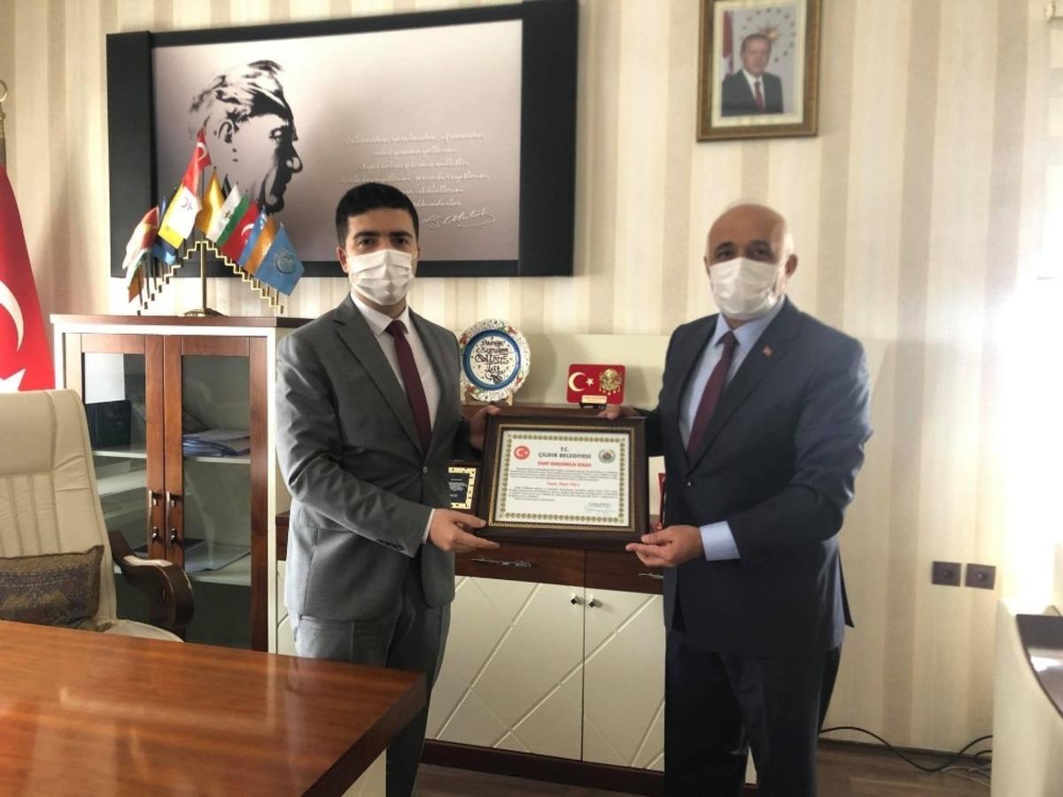 Kaymakam Taş&rsquo;a fahri hemşehrilik beratı