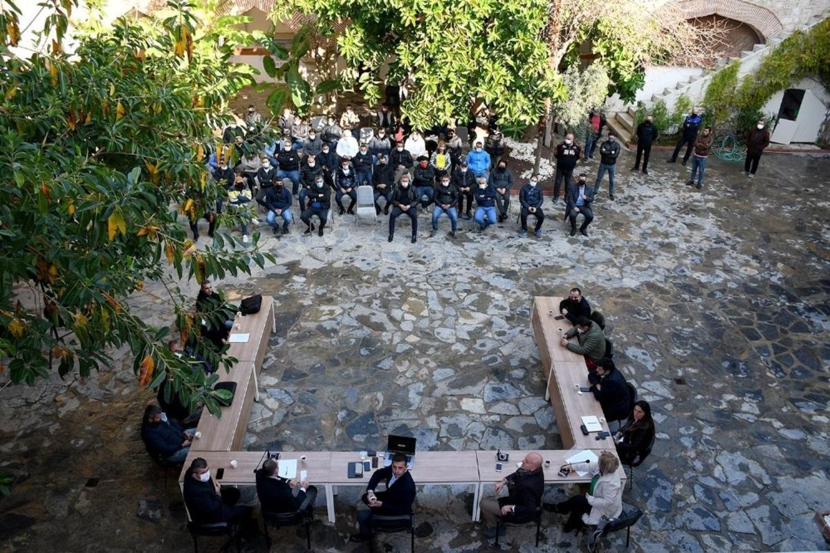 Kuşadası &ccedil;arşılarında dış cepheler beyaza b&uuml;r&uuml;necek