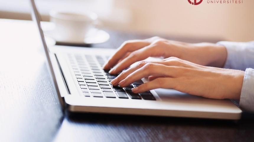 Anadolu &Uuml;niversitesi kitlesel &ccedil;evrim i&ccedil;i sınavda a&ccedil;ık u&ccedil;lu soru uygulaması ilk kez t&uuml;m lisans programlarında uygulandı