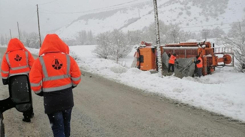 Kar temizleme &ccedil;alışması yapan iş makinesi devrildi