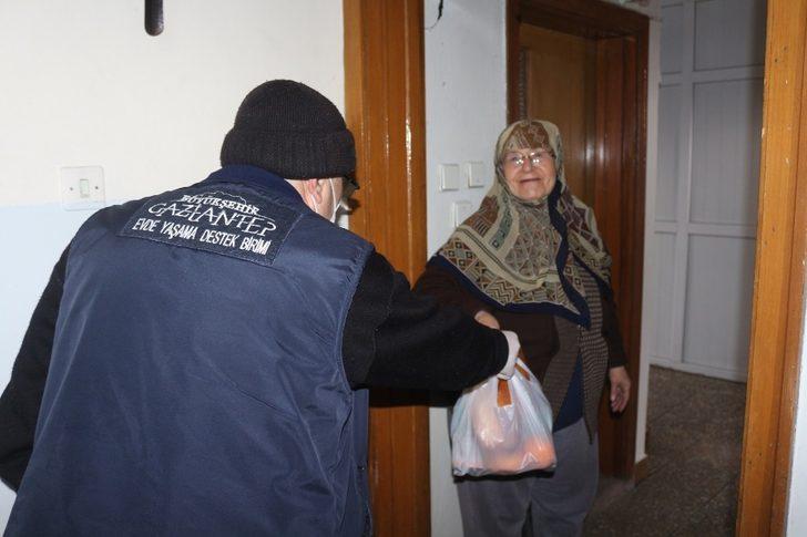 Engelli ve yaşlı bireylere günlük 2 öğün yemek dağıtıyor G1