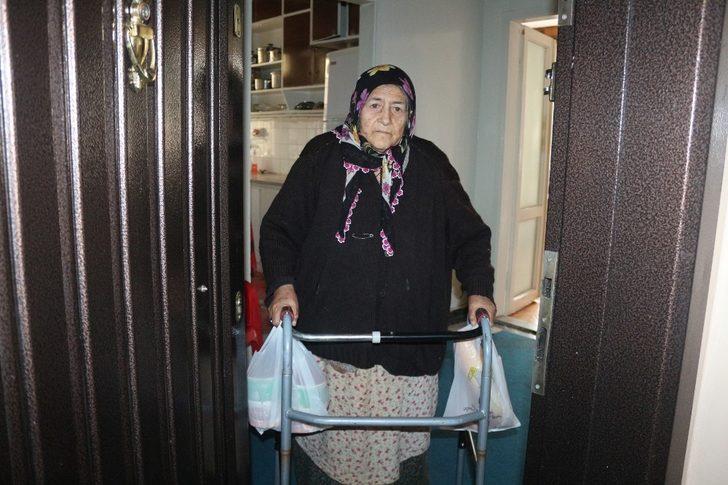 Engelli ve yaşlı bireylere günlük 2 öğün yemek dağıtıyor G4