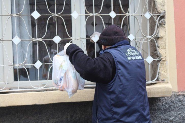 Engelli ve yaşlı bireylere günlük 2 öğün yemek dağıtıyor G5