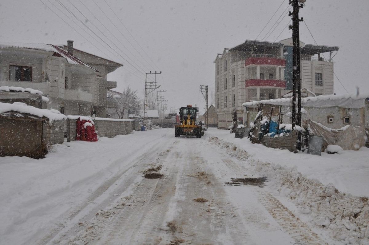 Y&uuml;ksekova&rsquo;da karla m&uuml;cadele &ccedil;alışması