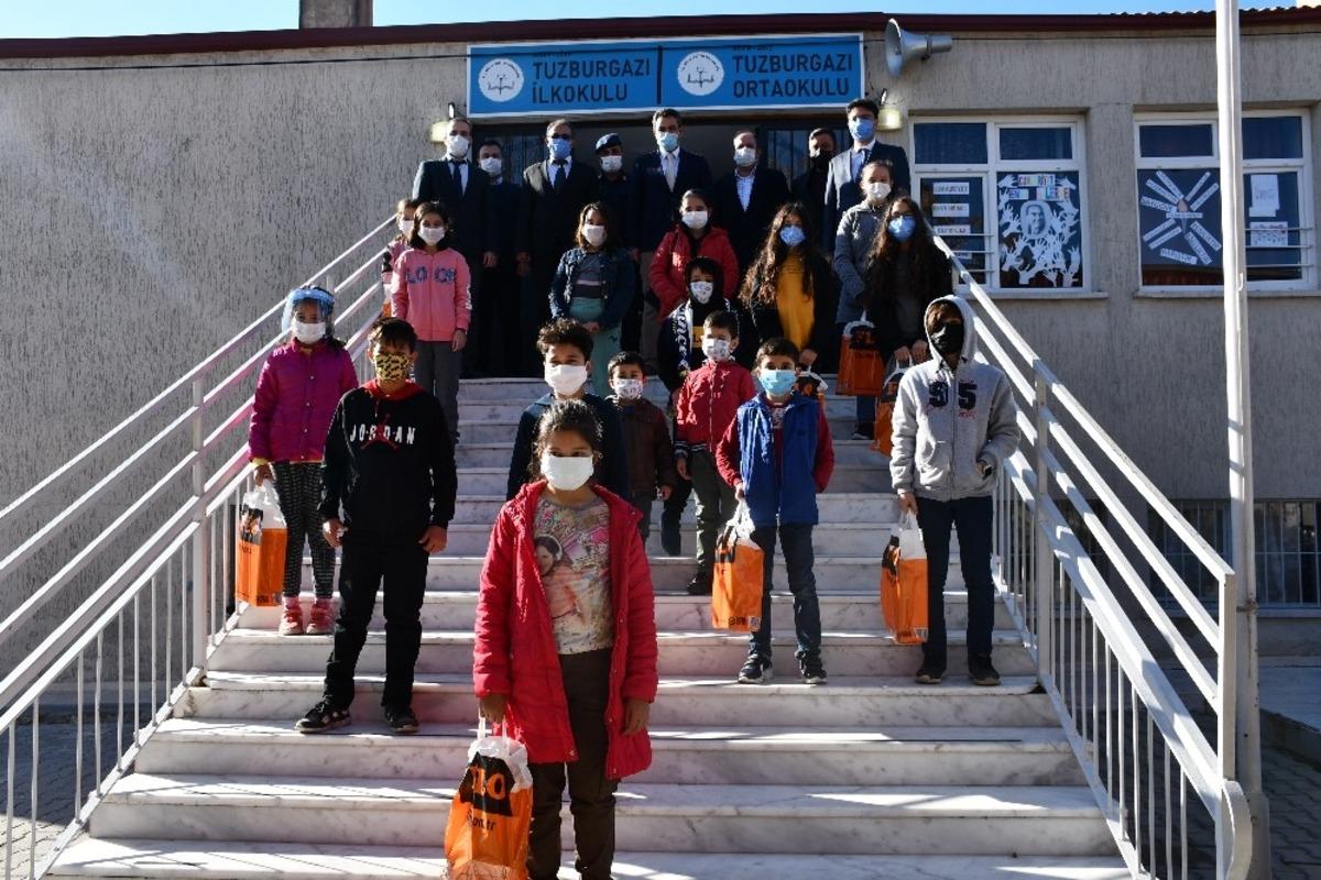 S&ouml;ke&rsquo;de &ouml;ğrenciler ayakkabılara sevindi