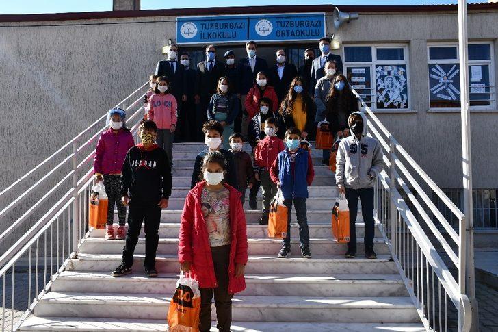 Söke’de öğrenciler ayakkabılara sevindi G1