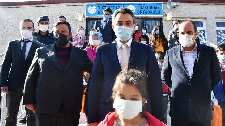 Söke’de öğrenciler ayakkabılara sevindi G3