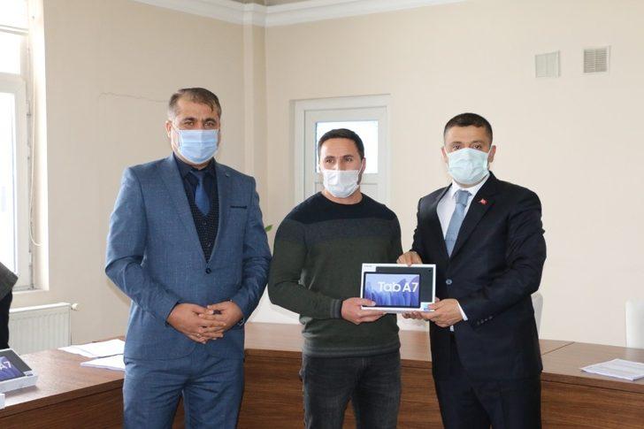 Erciş’te 586 öğrenciye tablet desteği G2