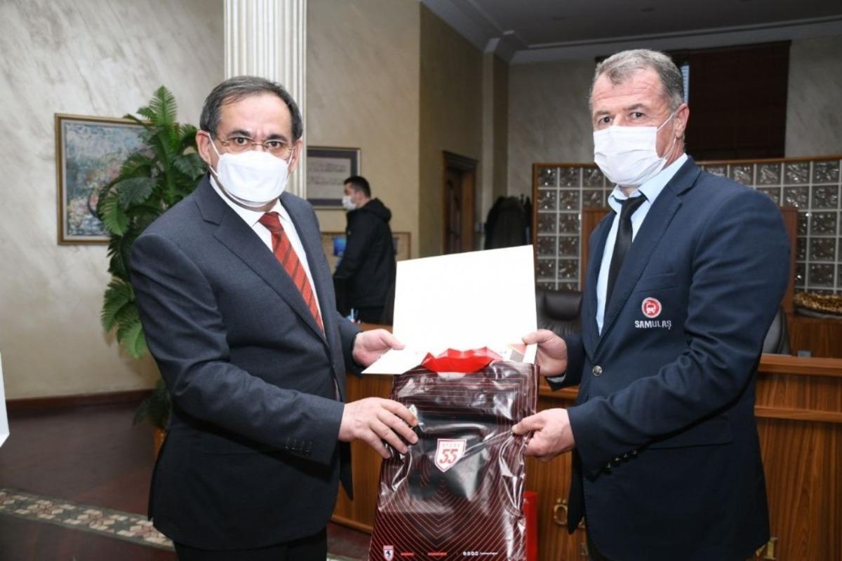 Başkan Demir&rsquo;den personele forma hediyesi