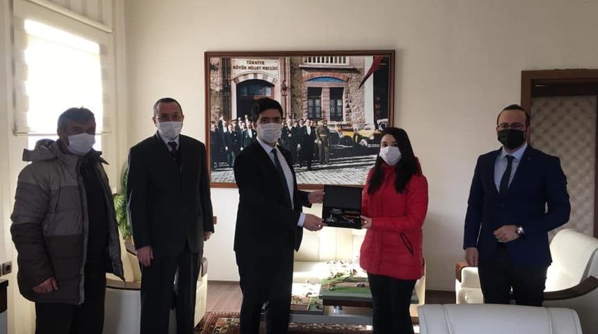 T&uuml;rkiye &uuml;&ccedil;&uuml;nc&uuml;s&uuml; oldu, Kaymakam Taş makamında misafir etti