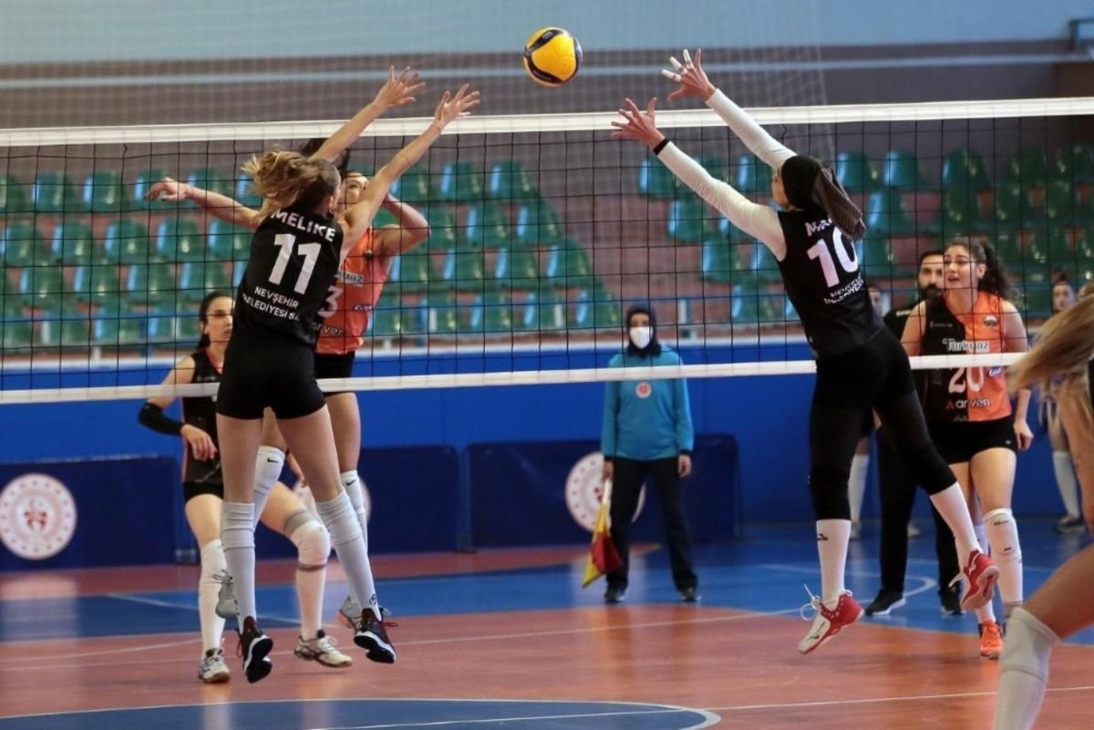 Nevşehir Belediyespor Kadın Voleybol Takımı devreyi galibiyetle kapadı