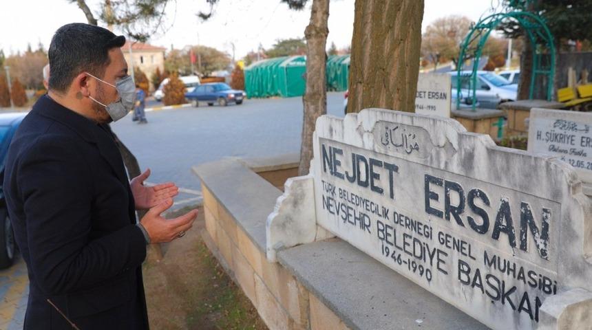 Başkan Rasim Arı; eski belediye başkanlarından Nejdet Ersan’ın kabrini ziyaret etti