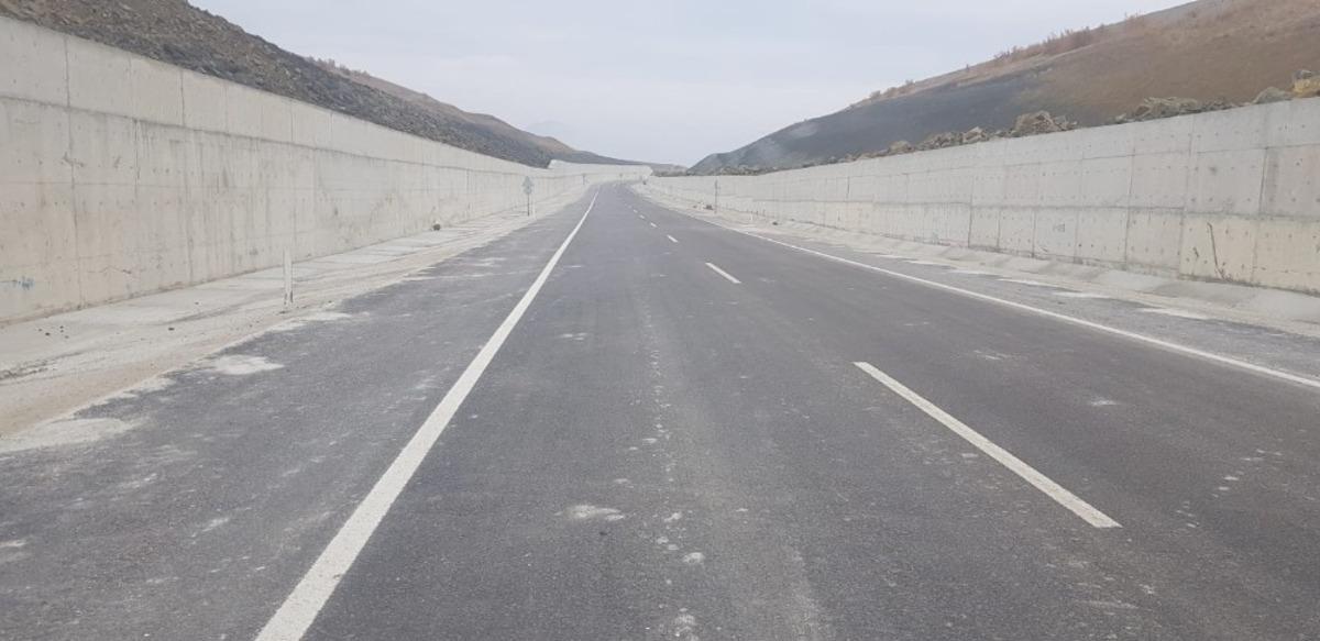 Heyelan nedeniyle trafiğe kapanan yolda mutlu son