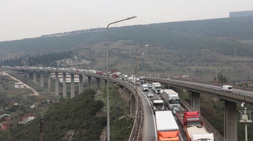 TEM&rsquo;de 7 ara&ccedil; birbirine girdi, kilometrelerce uzunlukta kuyruk oluştu