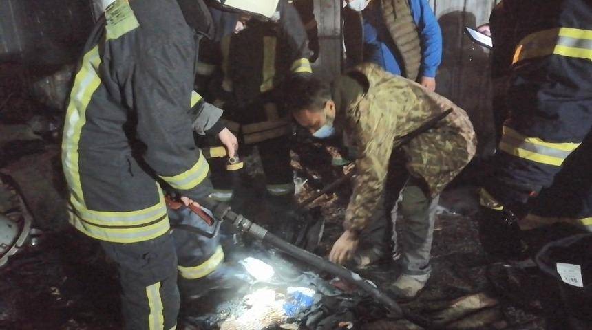 Kocaeli'de evi yanan vatandaş dakikalarca küllerin içinde paralarını aradı