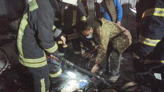 Kocaeli'de evi yanan vatandaş dakikalarca küllerin içinde paralarını aradı