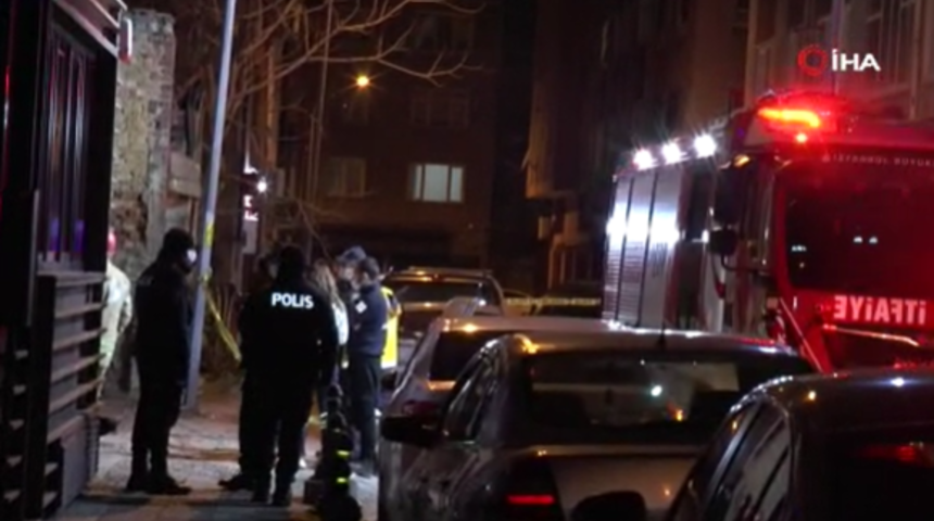 Kadıköy'de park halindeki araç alev aldı! 2 kişi hayatını kaybetti