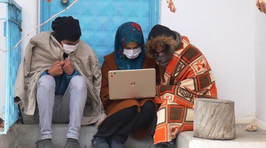 Öğrenciler, köylerinde internet çekmediği için battaniye alıp köy dışına çıkıyor