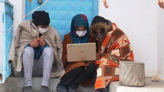 Öğrenciler, köylerinde internet çekmediği için battaniye alıp köy dışına çıkıyor