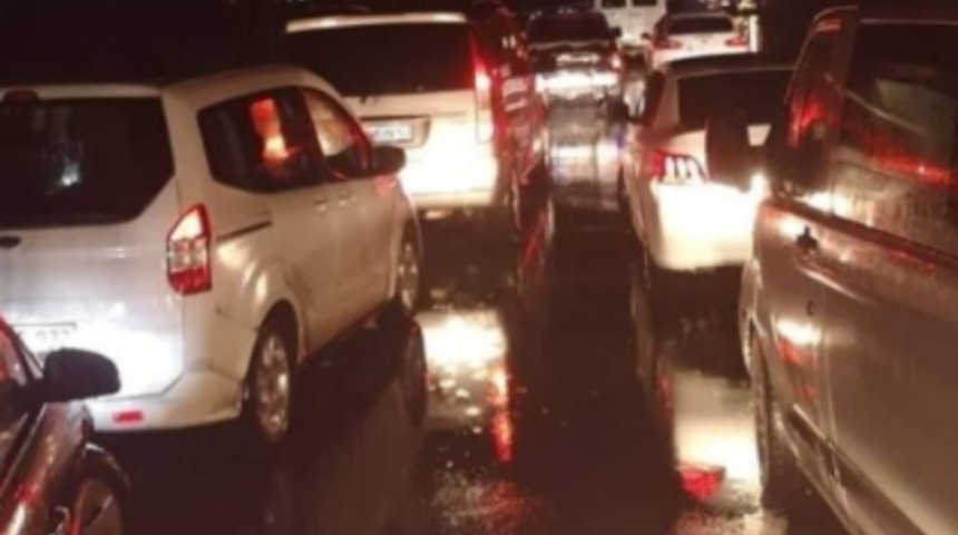 Artvin&rsquo;de heyelan nedeniyle karayolu trafiğe kapandı