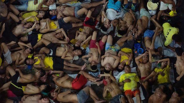 Manila'daki Quezon cezaevi sürekli kapasitesinin çok üzerinde mahkum barındırıyor