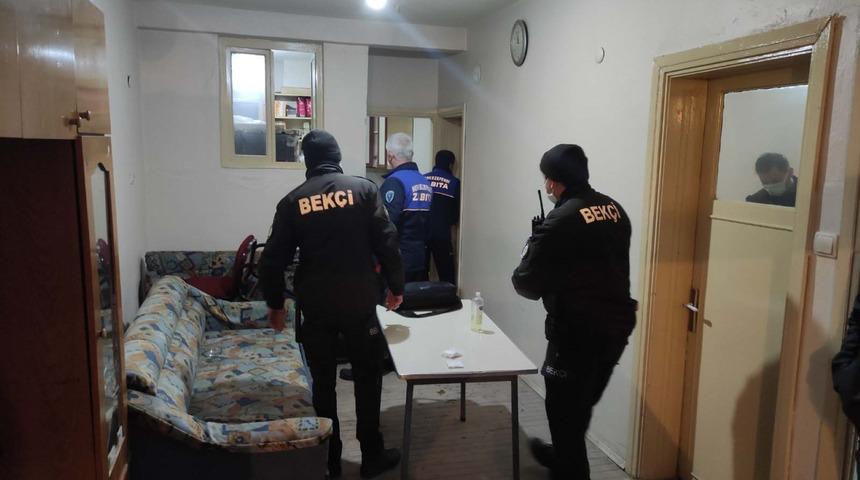 Denizli'de sokağa &ccedil;ıkma kısıtlamasında şok baskın! Kumar oynarken yakalandılar