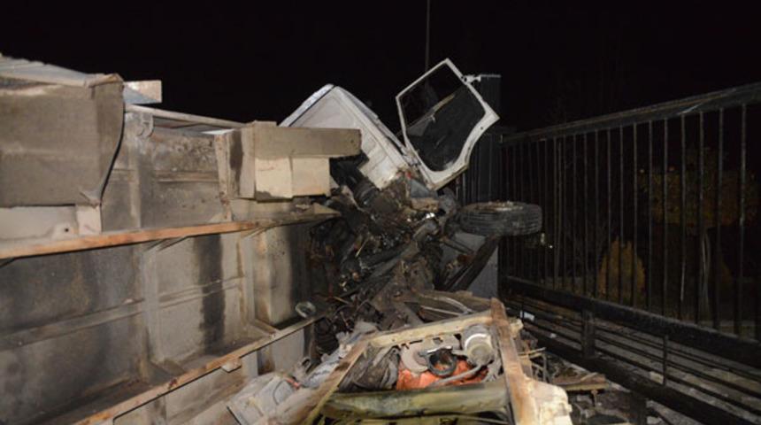 Virajı alamayan s&uuml;r&uuml;c&uuml; evin bah&ccedil;esine daldı: 2 yaralı