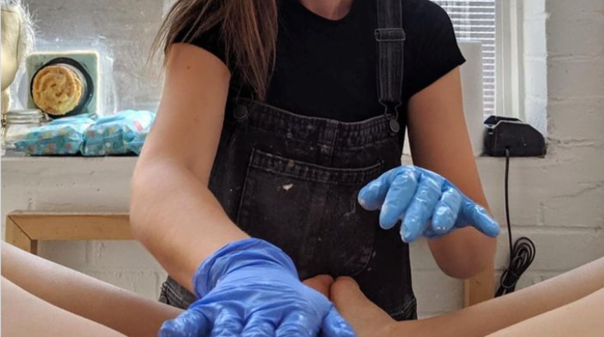 Göğüslerini ve vajinasını alçı kalıbına bastırdı! Saniye saniye yayınladı