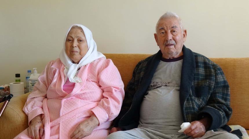 Mersin'de yaşayan biri 92 diğeri 82 yaşındaki çift, koronavirüsü yendi