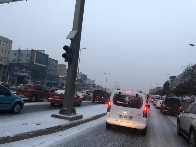 Başkent güne kar ile uyandı