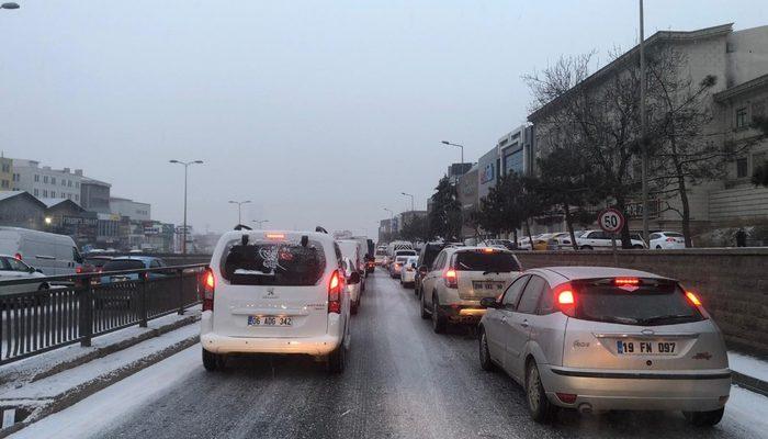 Ankara'da kar yağışı etkili oldu! (Hava bugün nasıl olacak? Meteoroloji'den hava durumu tahminleri)