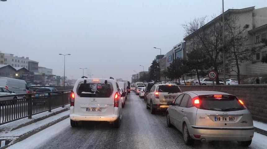 Başkent g&uuml;ne kar ile uyandı