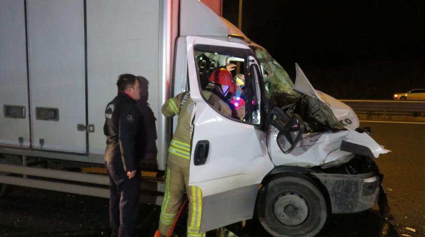 Kuzey Marmara Otoyolu'nda kamyonet kamyona arkadan &ccedil;arptı: Bir kişi ara&ccedil;ta sıkıştı