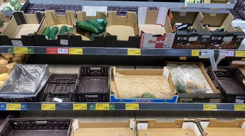 İsvi&ccedil;reliler Noel tatili &ouml;ncesi marketlere adeta akın etti