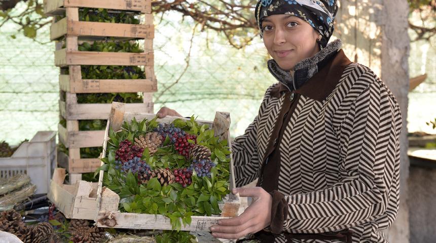 Çöpe gidecekken ekonomiye kazandırıldı! Avrupa'ya 25 milyon liralık Noel çelengi