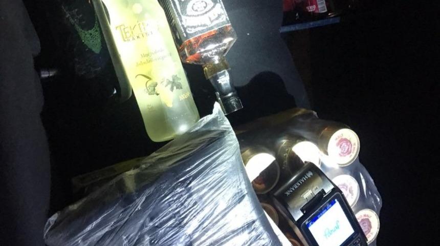 Sokağa &ccedil;ıkma kısıtlamasında ara&ccedil;la i&ccedil;ki satarken yakalandılar