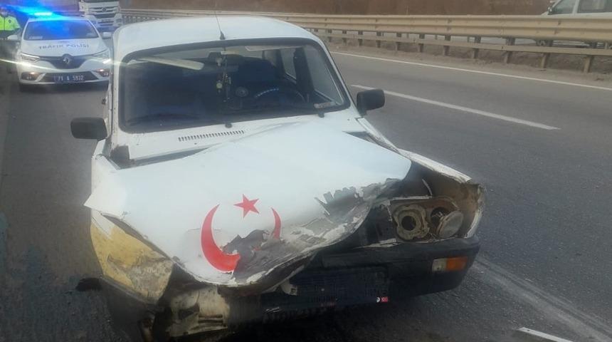 Otomobil bariyerlere &ccedil;arptı: 2 yaralı