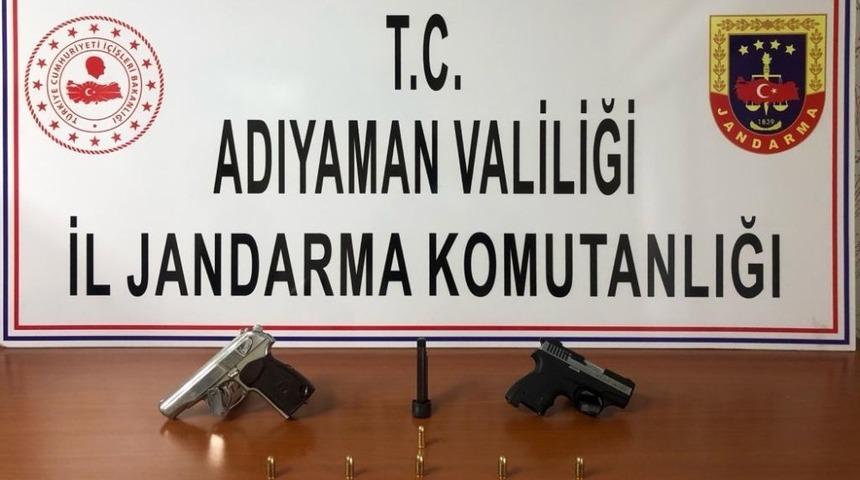 Şüpheli araçta tabancalar ve mermi ele geçirildi