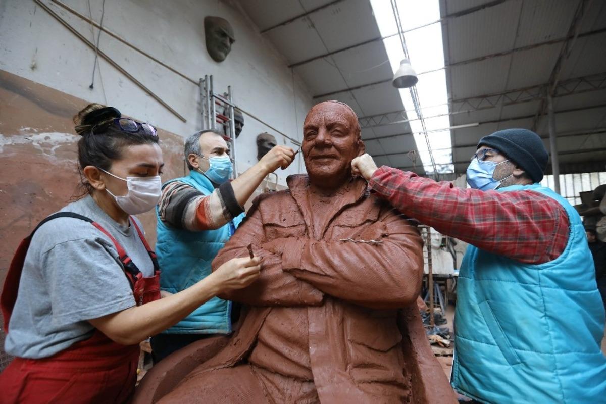 Bekir Coşkun&rsquo;un ilk heykeli Buca&rsquo;ya