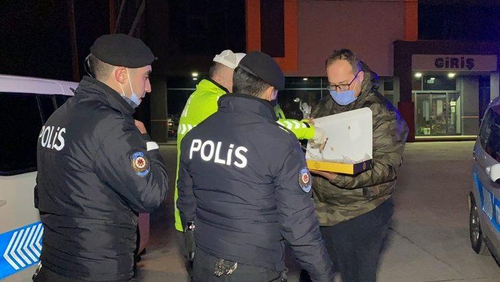 Basın mensuplarından uygulama yapan polislere jest G1