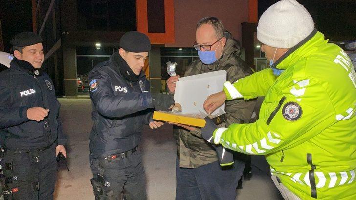 Basın mensuplarından uygulama yapan polislere jest G4