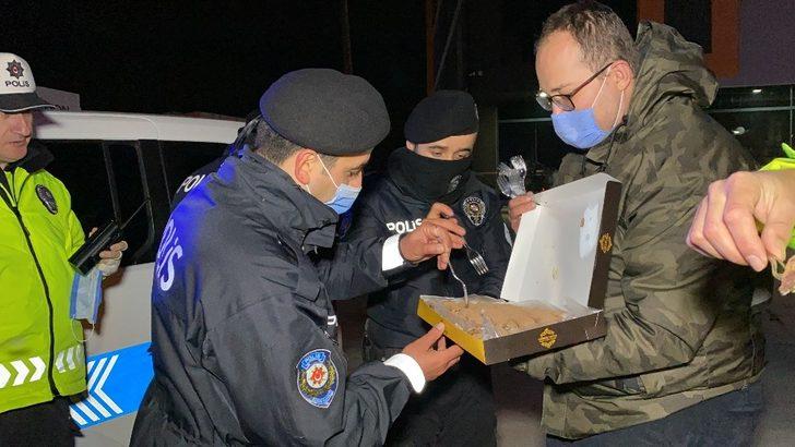 Basın mensuplarından uygulama yapan polislere jest G5