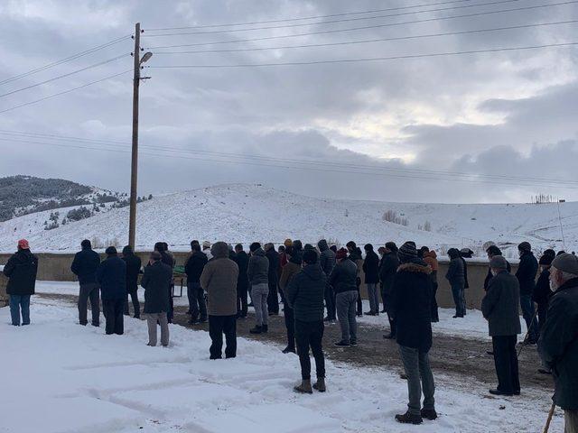 Babaları tarafından öldürülen 2 çocuk toprağa verildi