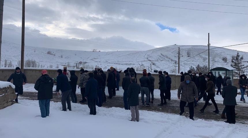 Babaları tarafından &ouml;ld&uuml;r&uuml;len 2 &ccedil;ocuk toprağa verildi