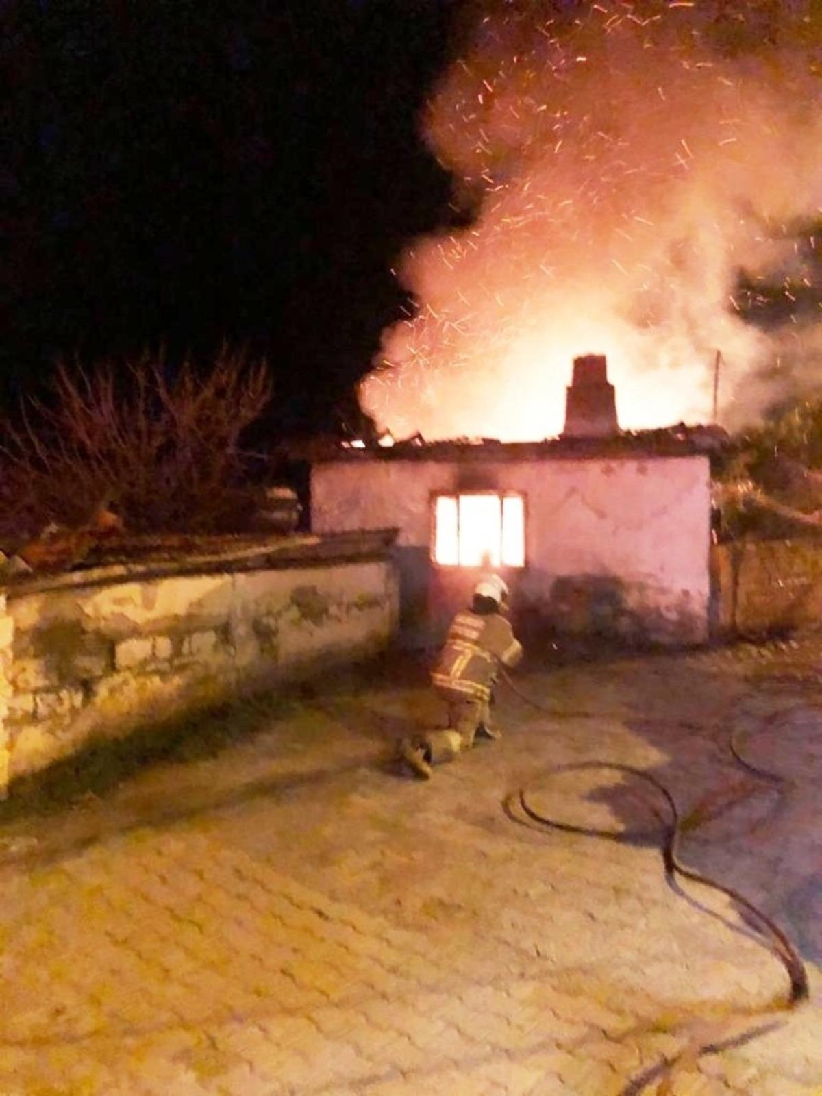 Burhaniye&rsquo;de tek katlı ev alevlere teslim oldu
