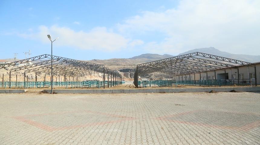 Develi’de hayvan pazarının üstünün kapanma çalışmaları başladı