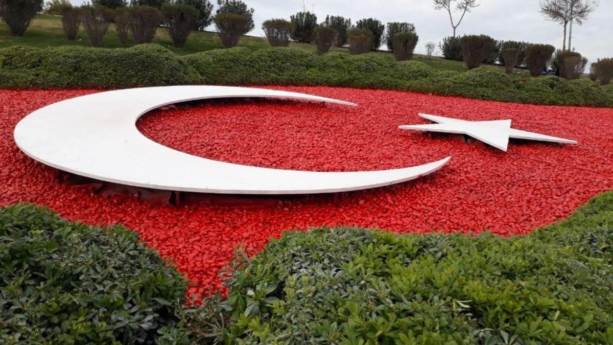 Devlet Bah&ccedil;eli Kavşağı&rsquo;ndaki T&uuml;rk Bayrağı motifi yenilendi