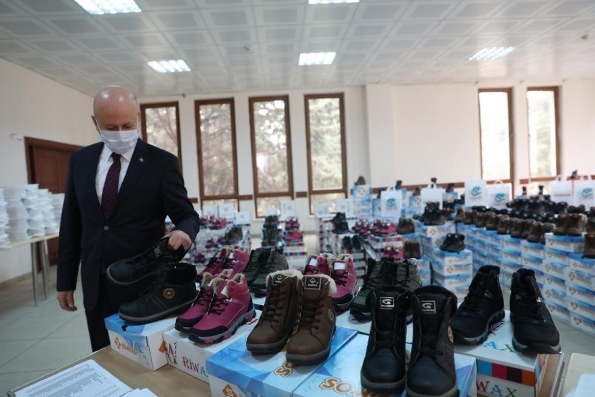 Kocasinanlı &ccedil;ocukların soğuk kış g&uuml;n&uuml;nde g&ouml;n&uuml;lleri ısındı